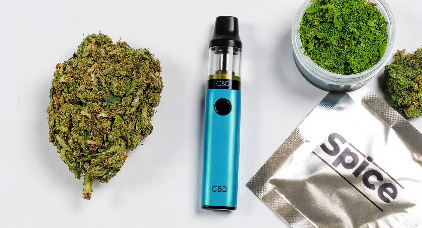 Beispiele für Cannabinoide wie Marihuana-Knospen, Vape-Patronen und synthetische Spice-Pakete