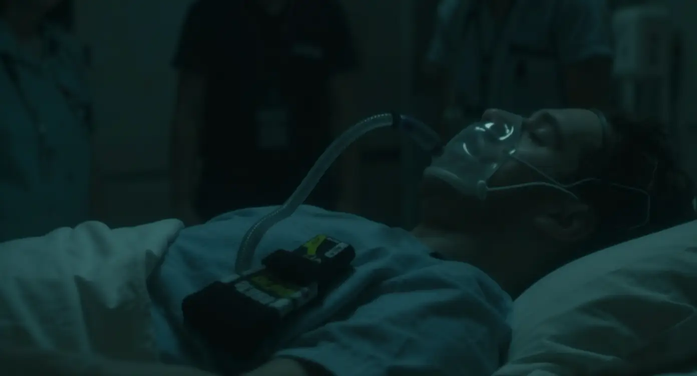 Personne recevant un traitement d'urgence contre l'overdose avec de la naloxone et un masque à oxygène en milieu hospitalier