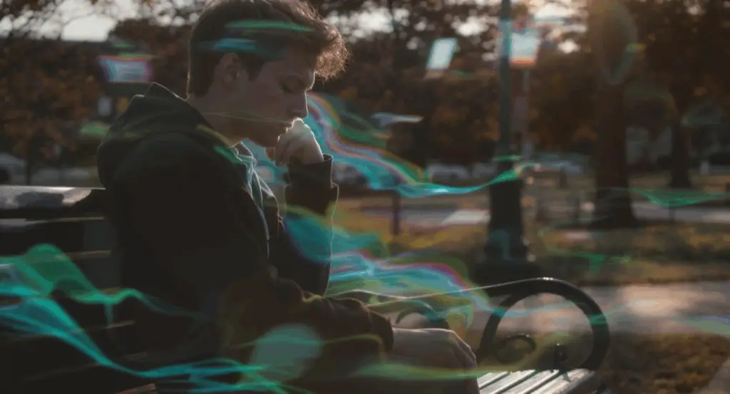 Un tânăr într-un parc liniștit, înconjurat subtil de distorsiuni schimbătoare, simbolizând efectele mentale ale LSD care persistă după călătorie